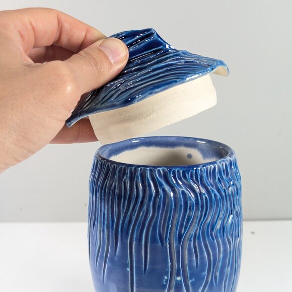 Handmade carved pottery storage jar in blue and white - Picture 6 of 12